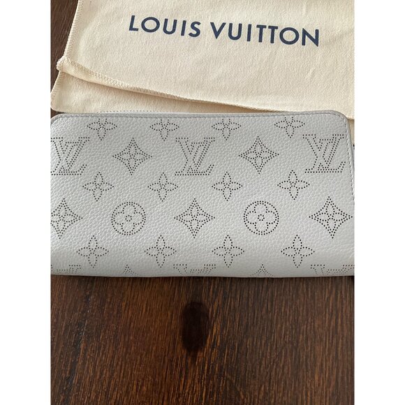 Louis Vuitton Mahina Beige Zippy Wallet Excellent Condition Box & Bag - Picture 10 of 13